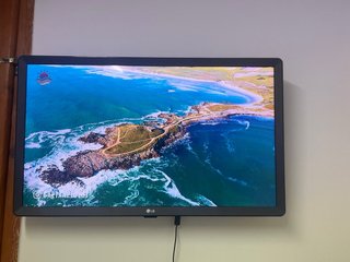 Smart TV LG con soporte de pared.