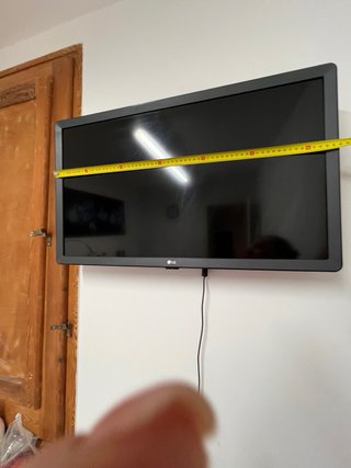 Smart TV LG con soporte de pared.