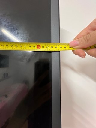Smart TV LG con soporte de pared.