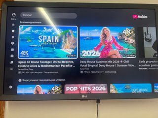 Smart TV LG con soporte de pared.