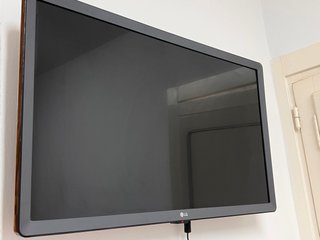 Smart TV LG con soporte de pared.