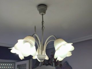Lámpara de forja blanca con tulipas de cristal