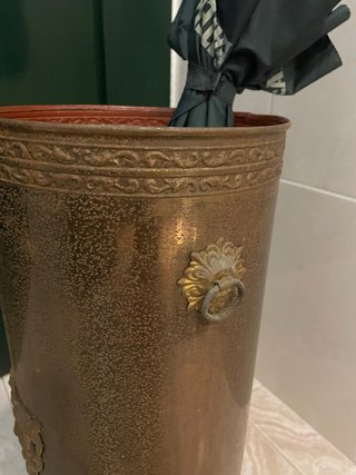 Paragüero antiguo de metal decorativo