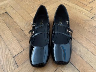Zapatos charol negros elegantes