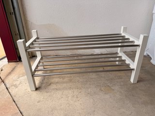 Estantería de madera y metal
