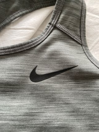 Top sportivo Nike grigio e nero