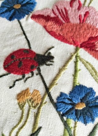 Lote 2 Fundas Cojín Bordadas Flores y Mariquitas