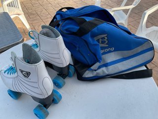 Patines artísticos blancos y azules