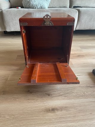 Baúl de madera maciza con herrajes metálicos