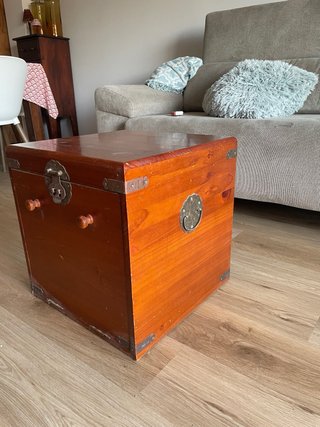 Baúl de madera maciza con herrajes metálicos