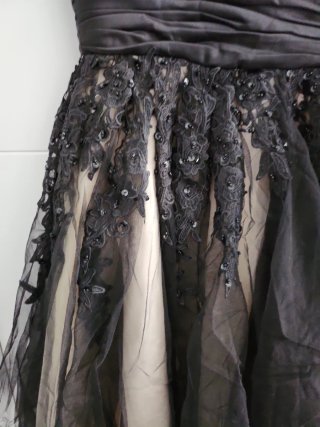 Vestido de fiesta negro y beige