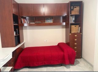 Muebles habitación: cama, escritorio y armarios.