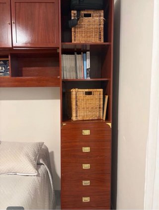 Muebles habitación: cama, escritorio y armarios.