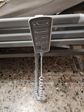 Cama articulada metálica y de madera