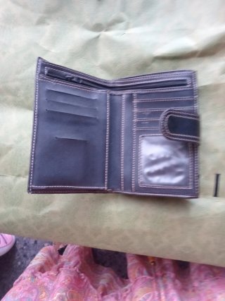 Cartera negra polipiel con múltiples separadores.