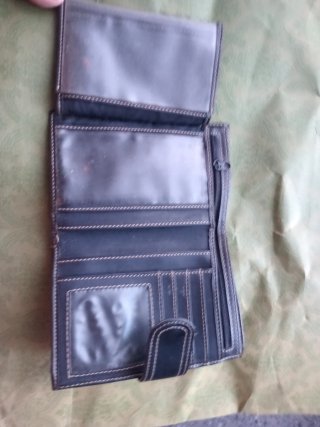 Cartera negra polipiel con múltiples separadores.