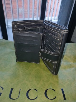 Cartera negra polipiel con múltiples separadores.