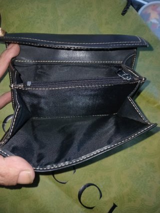 Cartera negra polipiel con múltiples separadores.