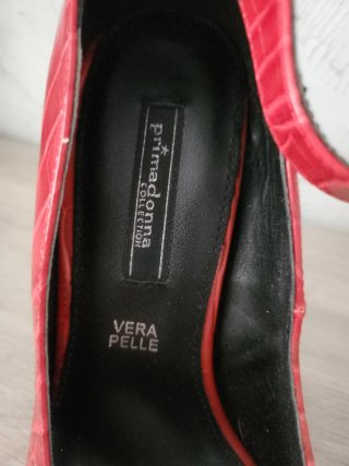 Zapatos de tacón rojos