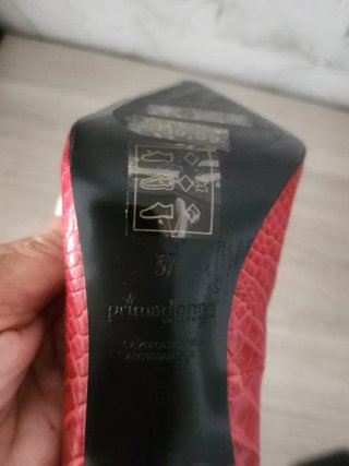 Zapatos de tacón rojos