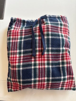 Pijama de cuadros azul y rojo