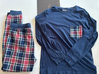 Pijama de cuadros azul y rojo