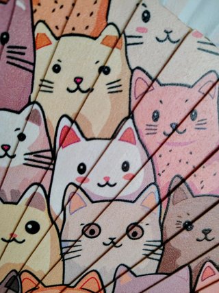 Abanico con gatitos alegres de colores