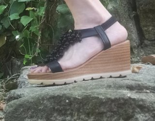 Sandalias cuña negras con pedrería