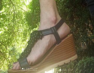 Sandalias cuña negras con pedrería