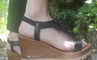 Sandalias cuña negras con pedrería