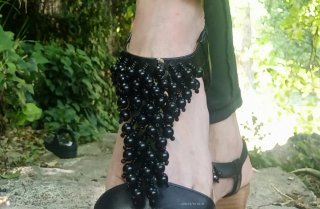 Sandalias cuña negras con pedrería