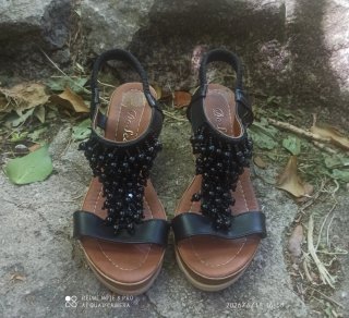 Sandalias cuña negras con pedrería