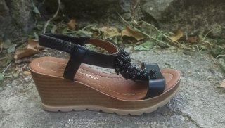 Sandalias cuña negras con pedrería