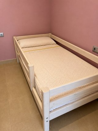 Cama infantil de madera blanca