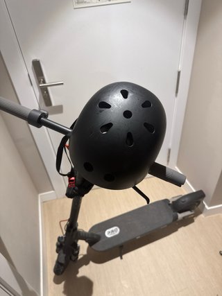 Patinete eléctrico grande con casco
