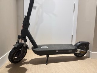 Patinete eléctrico grande con casco