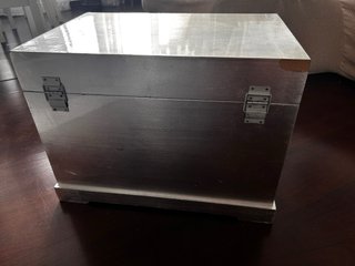 Baúl antiguo de madera con cierre metálico