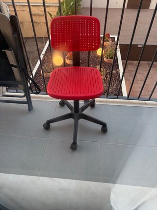 Silla de oficina roja y negra