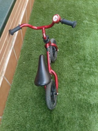 Bicicleta sin pedales Chicco First Bike Roja