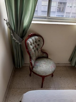 Sillón antiguo tapizado floral