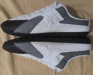 Zapatillas casual grises y blancas