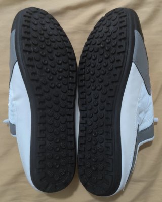 Zapatillas casual grises y blancas