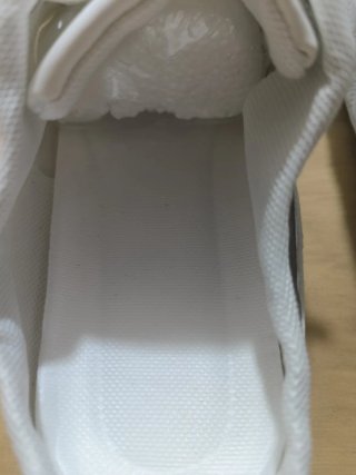Zapatillas casual grises y blancas