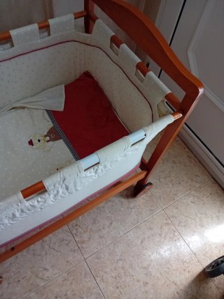 Minicuna de madera con ruedas