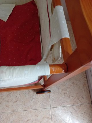 Minicuna de madera con ruedas