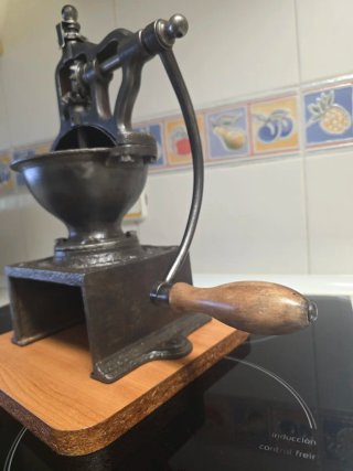 Antiguo Molinillo de Café Hierro Fundido