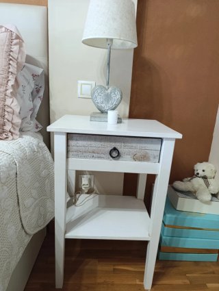 Mesitas de noche y cómoda madera