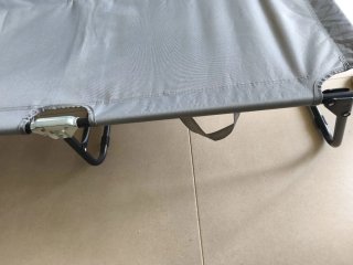 Hamaca de tela y metal gris