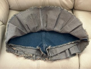 Falda vaquera corta con pantalón