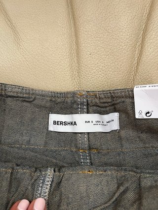 Falda vaquera corta con pantalón
